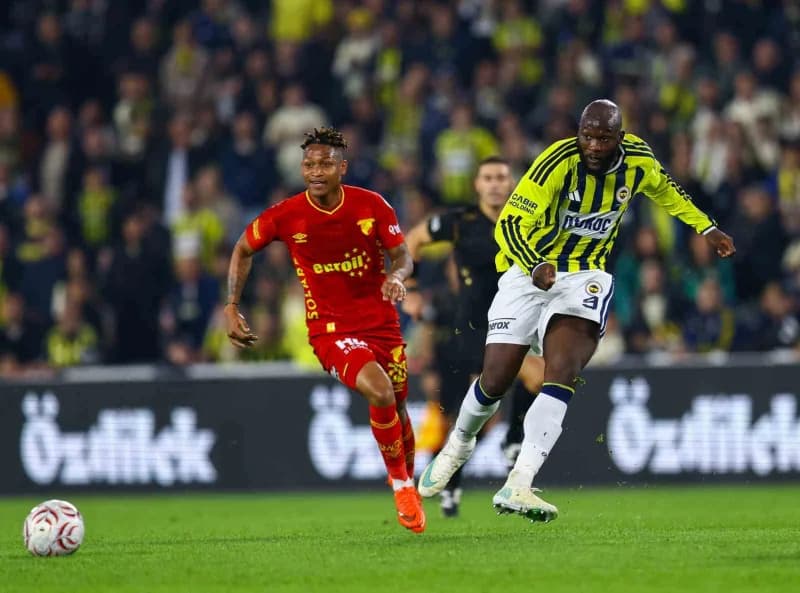 Trendyol Süper Lig'in 10. Haftasında Fenerbahçe, Göztepe'yi konuk ediyor. Mücadelenin ilk yarısı ev