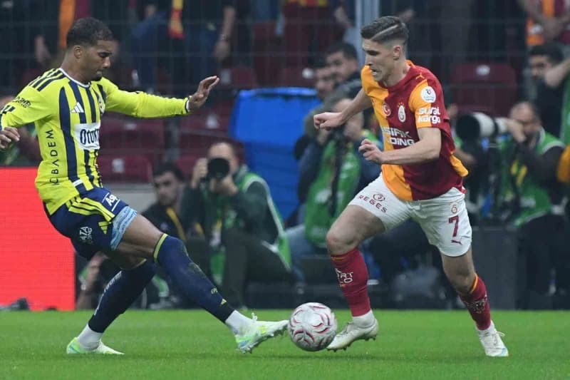 Trendyol Süper Lig derbisinde Galatasaray ve Fenerbahçe oyuncuları RAMS Park'ta mücadele ediyor