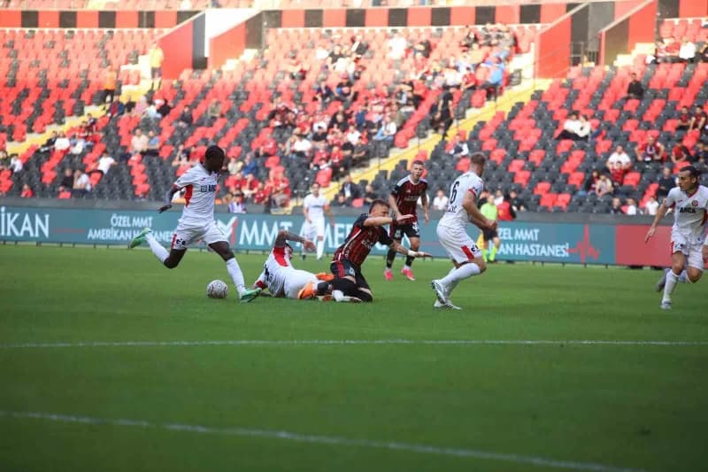 Karşılaşmanın ilk yarısı Çorum ekibinin 1-0'lık üstünlüğüyle sona erdi.