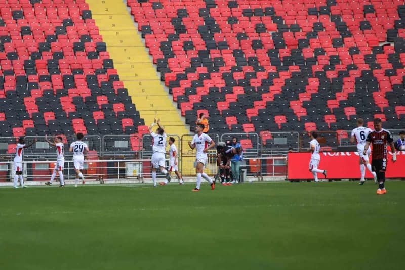 Karşılaşmanın ilk yarısı Çorum ekibinin 1-0'lık üstünlüğüyle sona erdi.