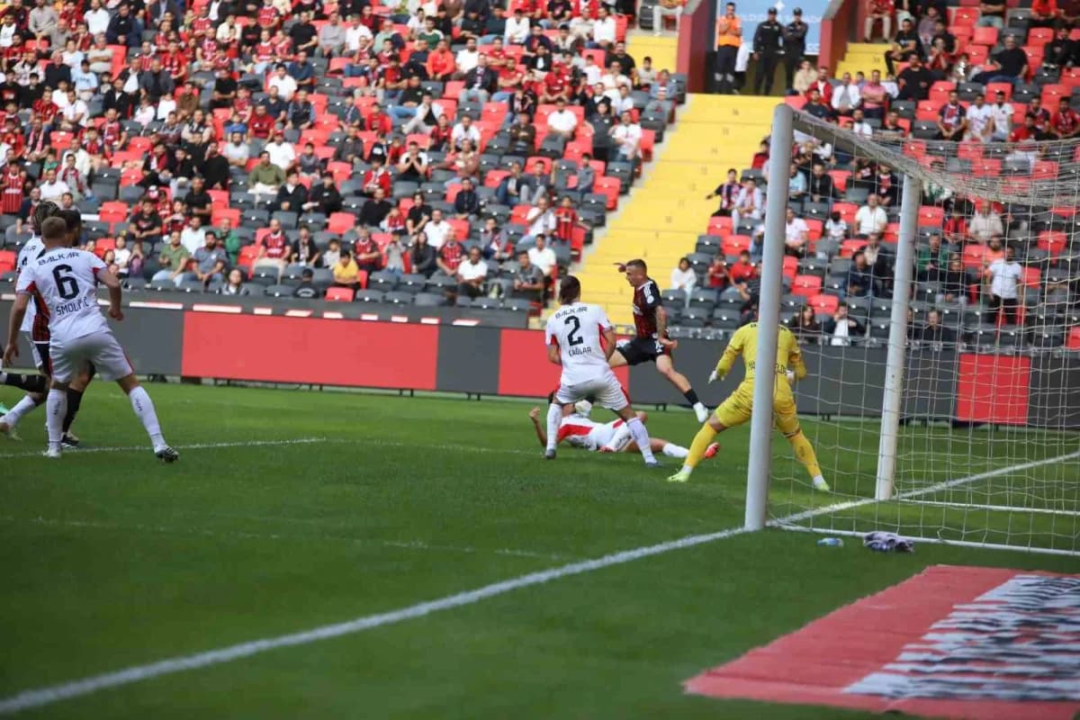 Trendyol Süper Lig 7. hafta maçında Gaziantep FK ile Çorum FK oyuncuları sahada mücadele ediyor