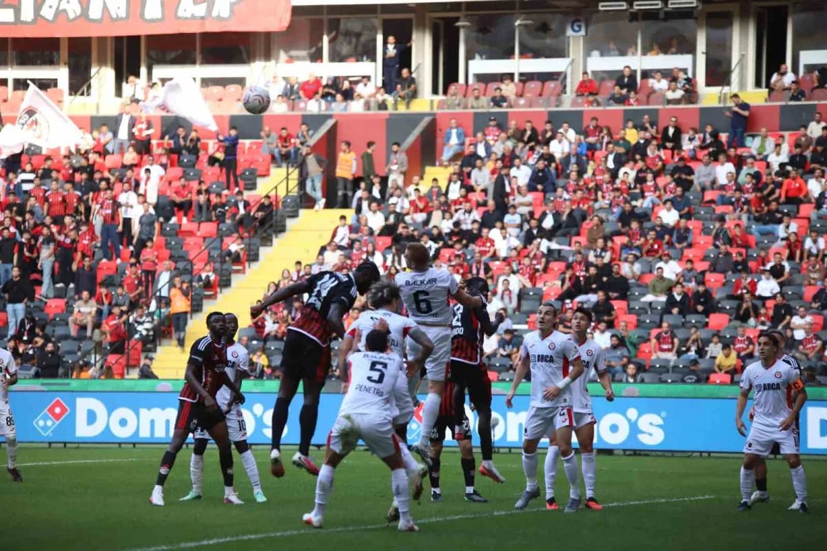 Karşılaşmanın ilk yarısı Çorum ekibinin 1-0'lık üstünlüğüyle sona erdi.