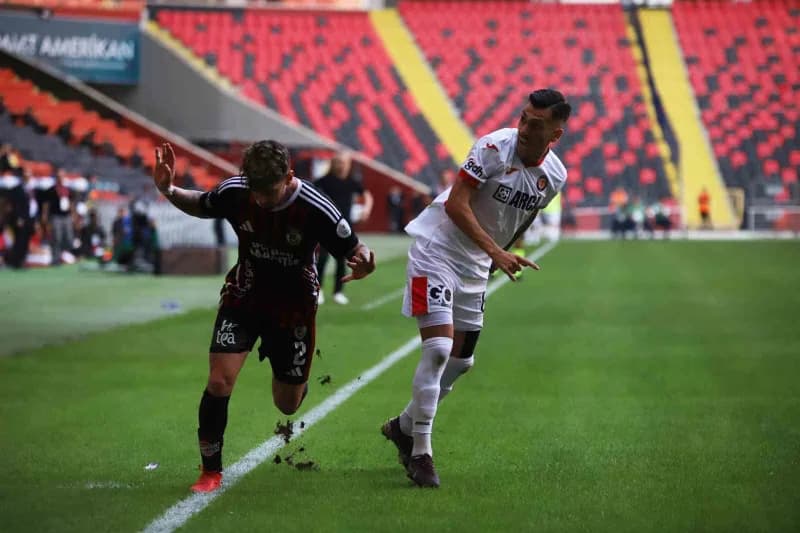 Karşılaşmanın ilk yarısı Çorum ekibinin 1-0'lık üstünlüğüyle sona erdi.