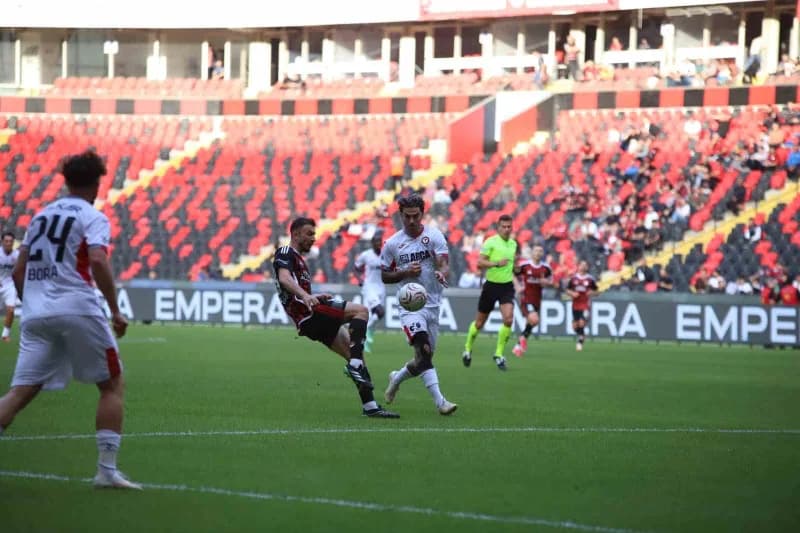 Karşılaşmanın ilk yarısı Çorum ekibinin 1-0'lık üstünlüğüyle sona erdi.