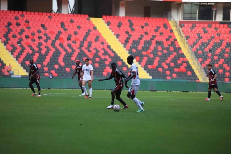 Karşılaşmanın ilk yarısı Çorum ekibinin 1-0'lık üstünlüğüyle sona erdi.