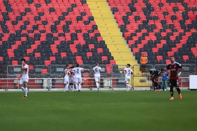 Karşılaşmanın ilk yarısı Çorum ekibinin 1-0'lık üstünlüğüyle sona erdi.