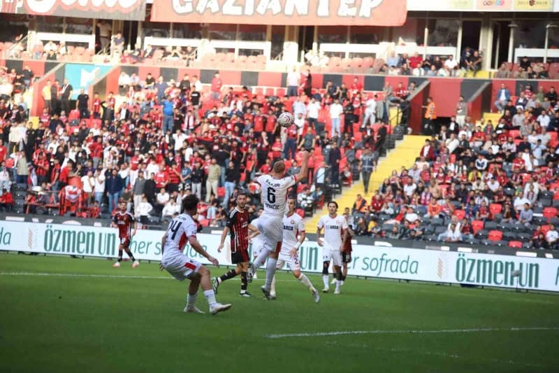 Karşılaşmanın ilk yarısı Çorum ekibinin 1-0'lık üstünlüğüyle sona erdi.