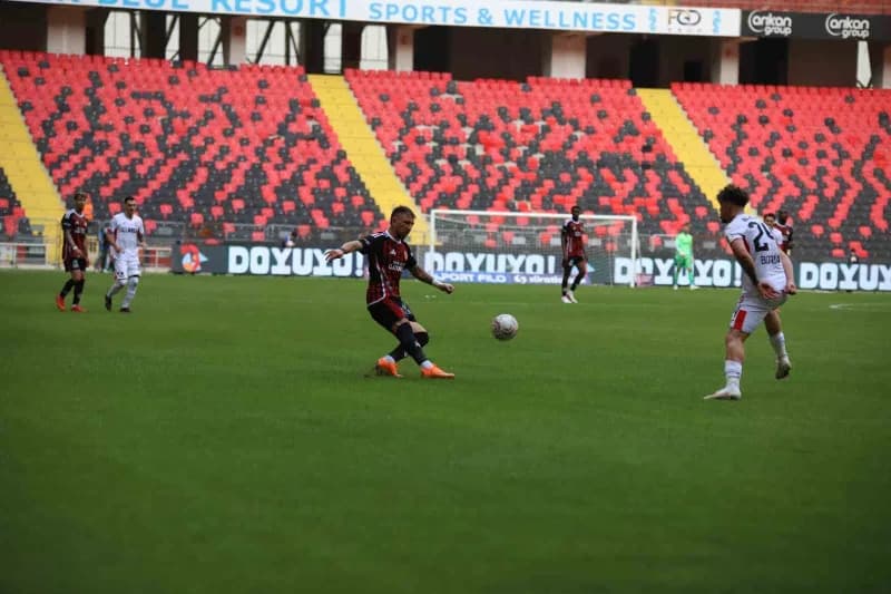 Karşılaşmanın ilk yarısı Çorum ekibinin 1-0'lık üstünlüğüyle sona erdi.