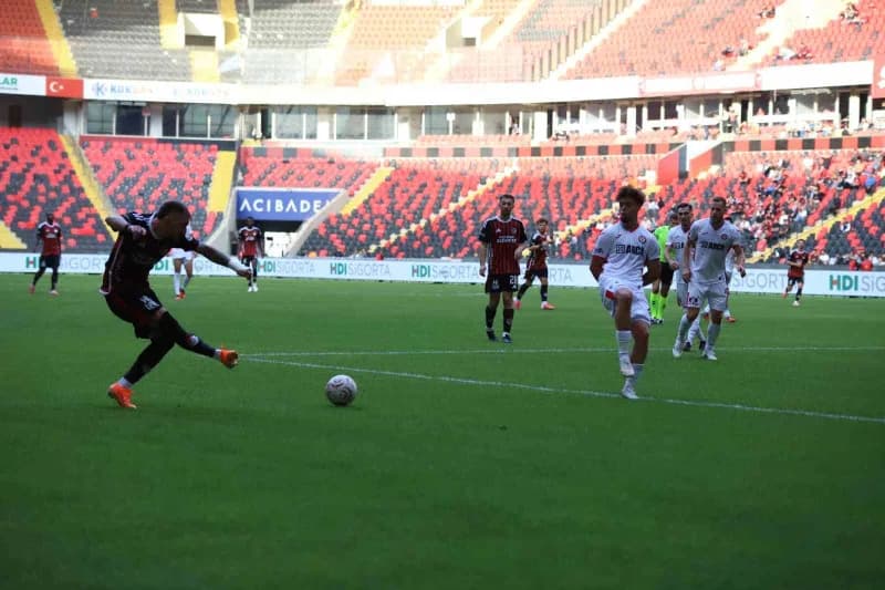 Karşılaşmanın ilk yarısı Çorum ekibinin 1-0'lık üstünlüğüyle sona erdi.