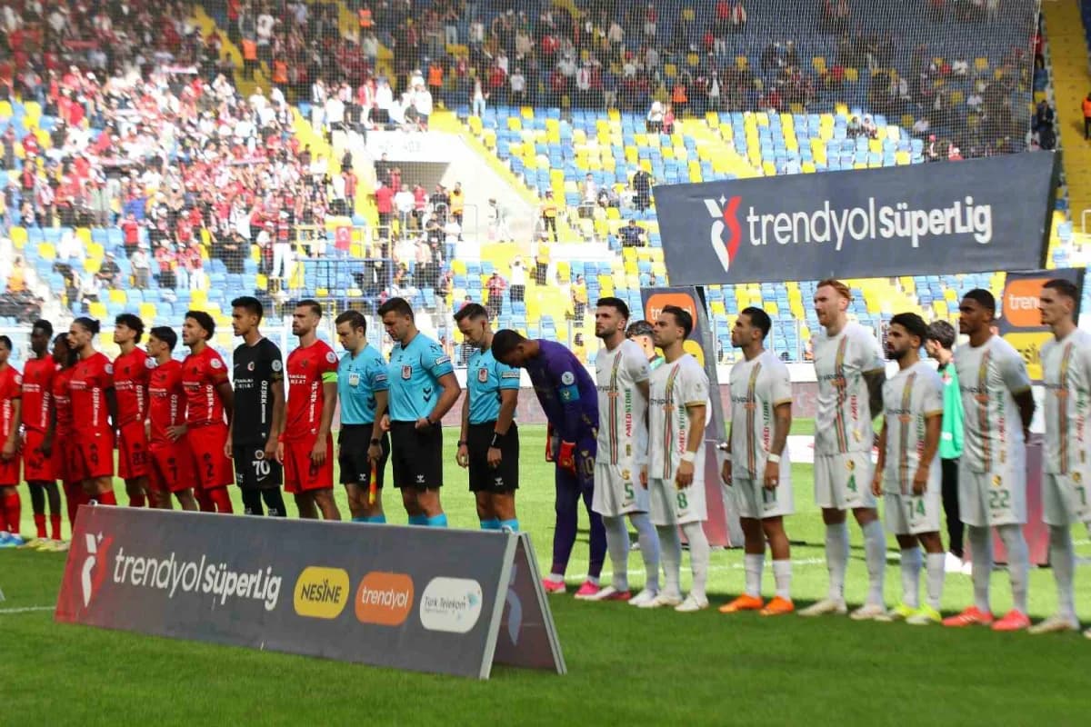 Trendyol Süper Lig maçında Gençlerbirliği ile Amed Sportif Faaliyetler oyuncuları Eryaman Stadyumu'nda mücadele ediyor