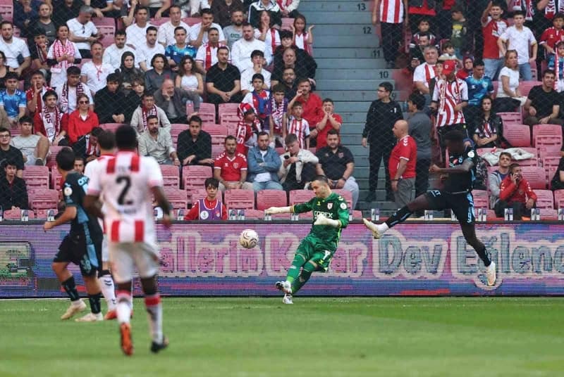 Trendyol Süper Lig'in 7. Haftasında Samsunspor, sahasında Trabzonspor ile karşı karşıye geliyor. Mücadelenin ilk yarısı