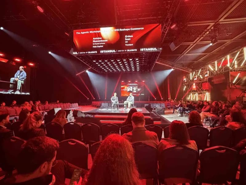 Trendyol Grubu CEO'su Erdem İnan, Slush'd İstanbul etkinliğinde düzenlenen "Agentic Pazaryeri: Yapay Zeka Ticareti Nasıl