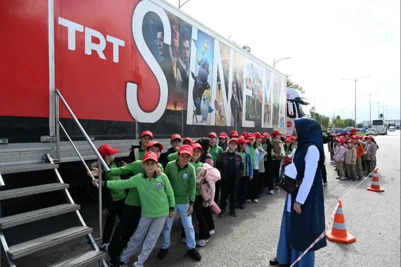 Sinemaya gitme imkanı bulamayan çocukları beyaz perdeyle tanıştıran TRT Sinema Tırı’nın 18. Durağı Erzurum oldu. Kentte