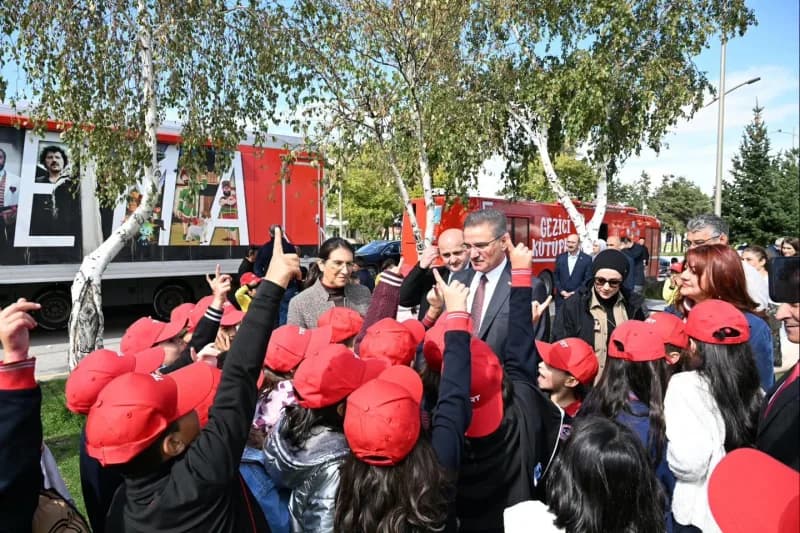 Sinemaya gitme imkanı bulamayan çocukları beyaz perdeyle tanıştıran TRT Sinema Tırı’nın 18. Durağı Erzurum oldu. Kentte