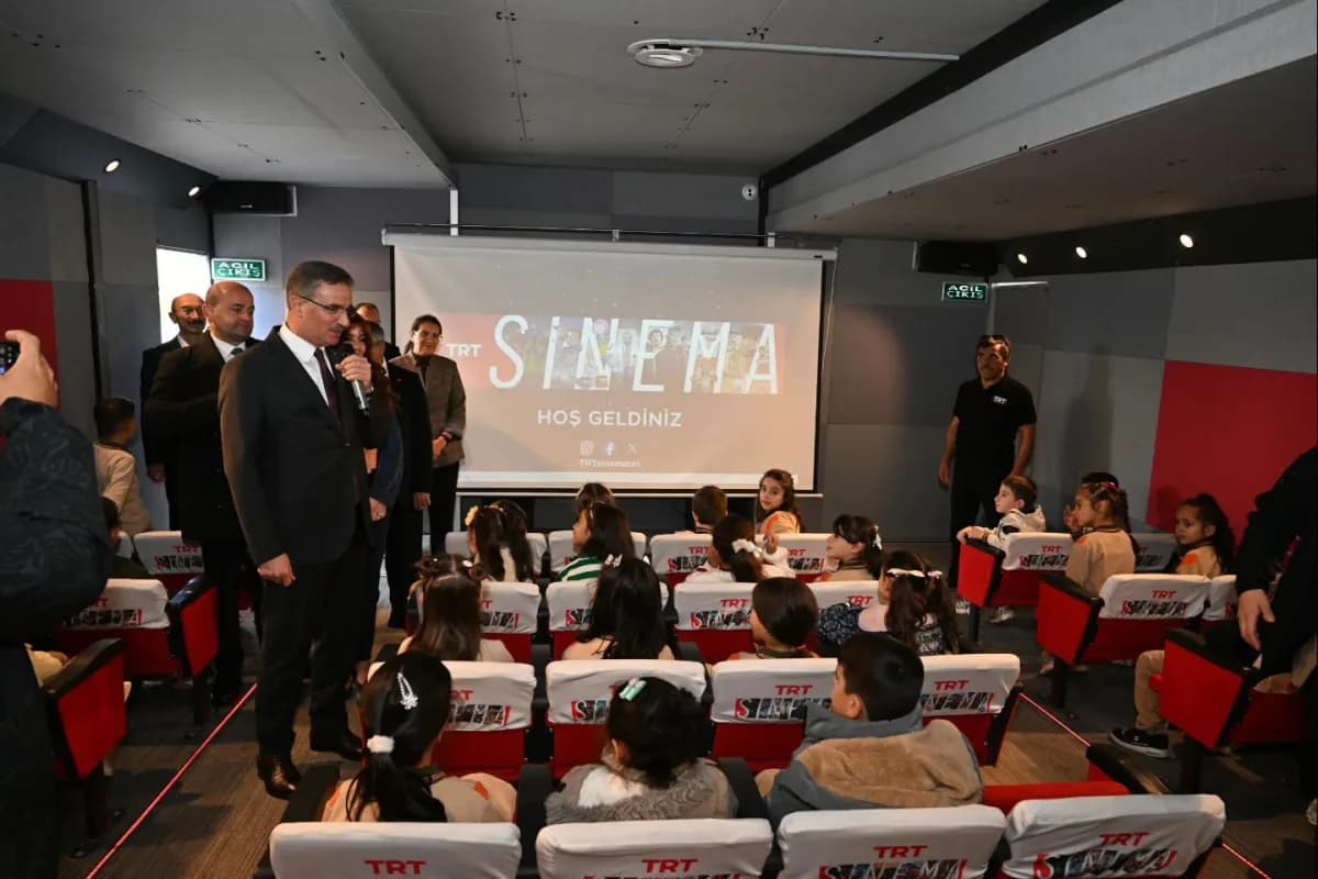 Sinemaya gitme imkanı bulamayan çocukları beyaz perdeyle tanıştıran TRT Sinema Tırı’nın 18. Durağı Erzurum oldu. Kentte