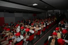 Erzurum’da TRT Sinema Tırı etkinliğinde çocuklar sinema gösterimini izliyor