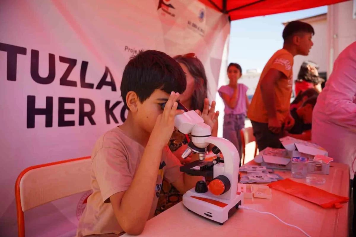 TÜBİTAK BilimFest Tuzla Bilim Şenliği’nde çocuklar ve gençler bilim atölyelerinde deney yapıyor