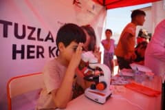 TÜBİTAK BilimFest Tuzla Bilim Şenliği’nde çocuklar ve gençler bilim atölyelerinde deney yapıyor