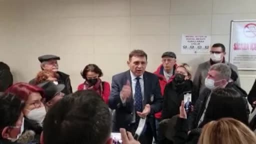Emekli Tuğamiral Türker Ertürk mahkeme salonunda hakim karşısında