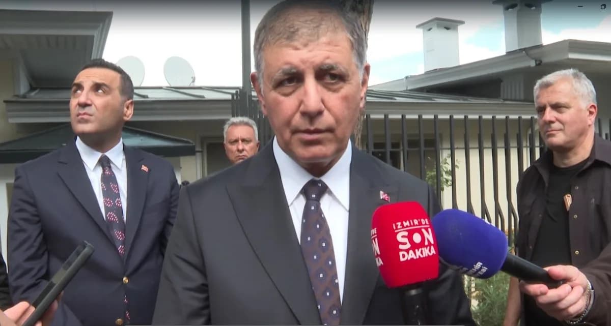 İzmir Büyükşehir Belediye Başkanı Cemil Tugay, Tarihi Şato Binasında düzenlenen zirvede konuşuyor