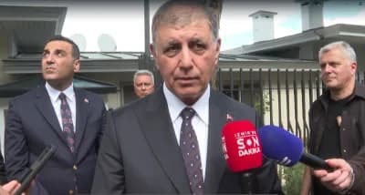 İzmir Büyükşehir Belediye Başkanı Cemil Tugay, Tarihi Şato Binasında düzenlenen zirvede konuşuyor