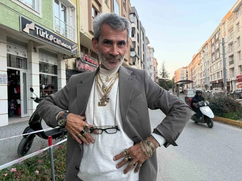 Eskişehir’de tekstil işiyle uğraşan 60 yaşındaki Turgut Eşme, çocukluk yıllarında sanatçı Barış Manç