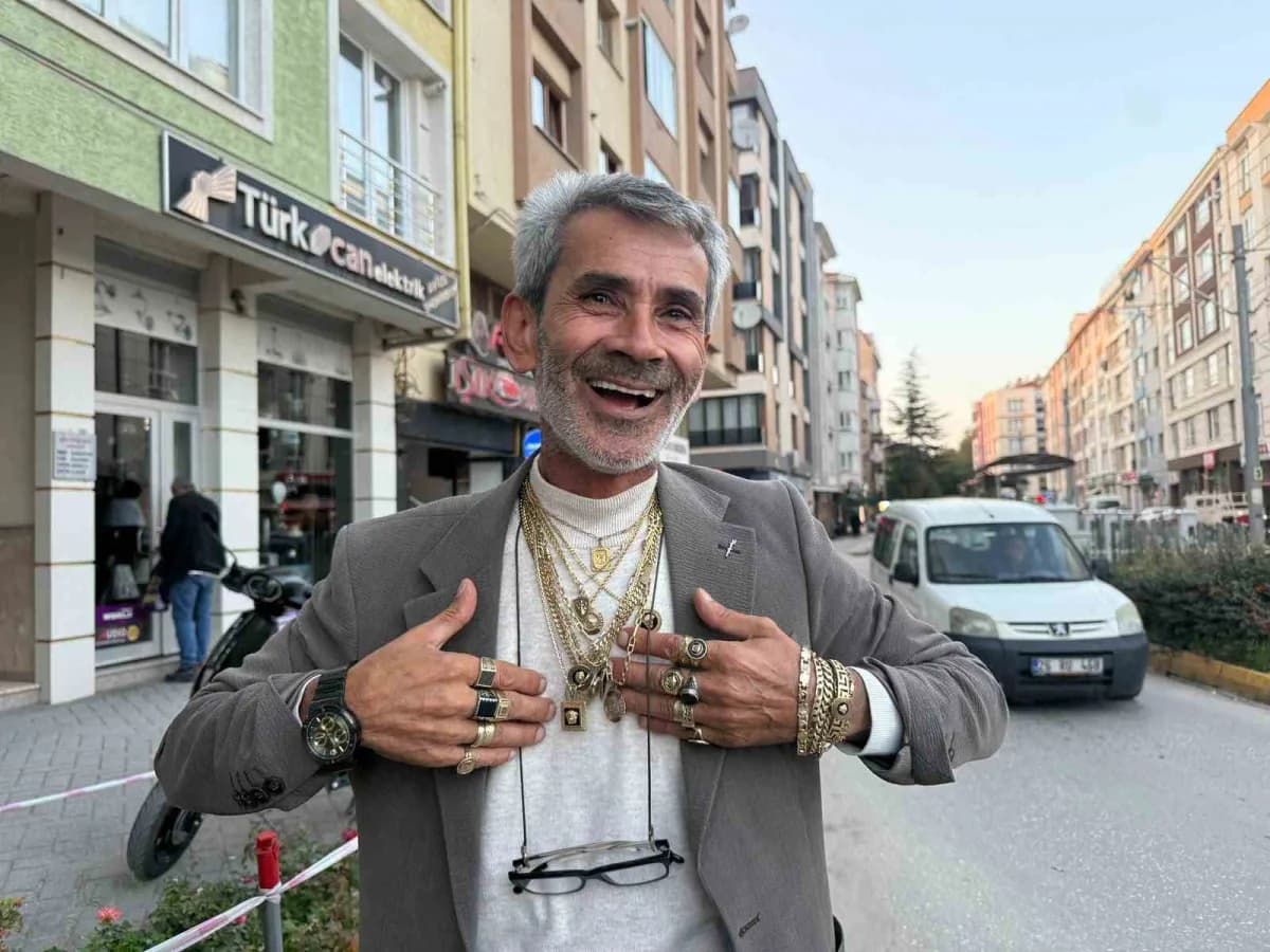 Eskişehir’de tekstil işiyle uğraşan 60 yaşındaki Turgut Eşme, çocukluk yıllarında sanatçı Barış Manç
