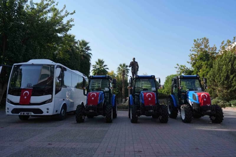 Turgutlu Belediyesi, hizmetlerin daha hızlı ve etkin yürütülmesi amacıyla araç filosuna 29 kişilik otobüs ile 3 traktör
