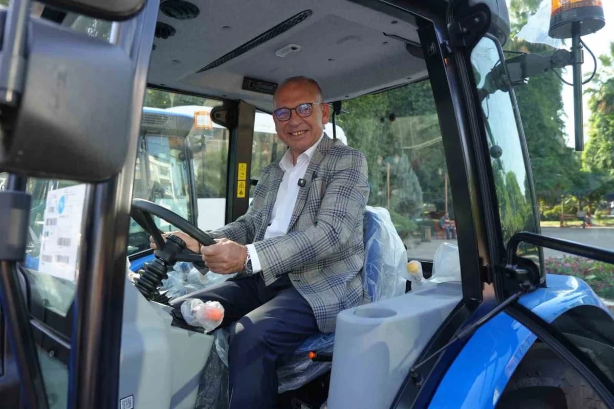 Turgutlu Belediye Başkanı Çetin Akın, yeni araçları denedi
