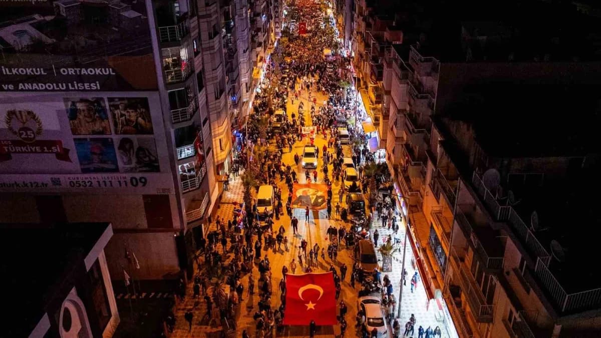 Turgutlu'da 29 Ekim Cumhuriyet Bayramı kutlamalarında kortej yürüyüşü ve Işın Karaca konseri