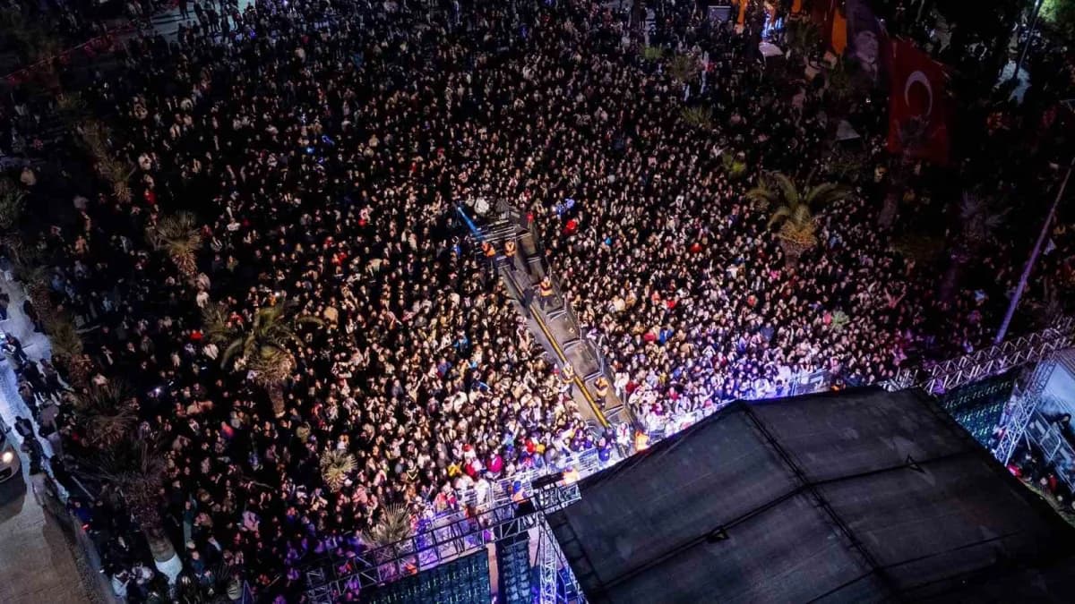 Manisa’nın Turgutlu ilçesinde Cumhuriyet’in 103’üncü yılı, binlerce kişinin katıldığı kortej yürüyüş