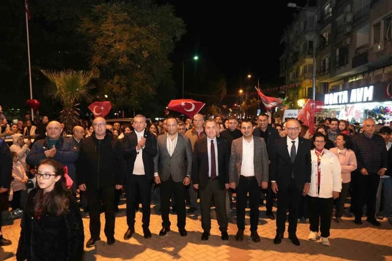 Manisa’nın Turgutlu ilçesinde Cumhuriyet’in 103’üncü yılı, binlerce kişinin katıldığı kortej yürüyüş