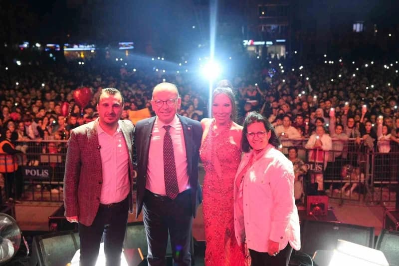 Manisa’nın Turgutlu ilçesinde Cumhuriyet’in 103’üncü yılı, binlerce kişinin katıldığı kortej yürüyüş