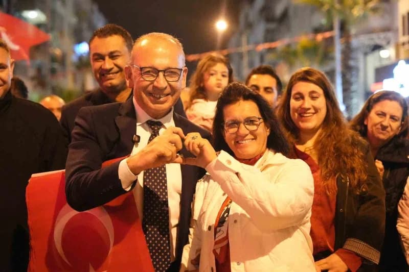 Manisa’nın Turgutlu ilçesinde Cumhuriyet’in 103’üncü yılı, binlerce kişinin katıldığı kortej yürüyüş