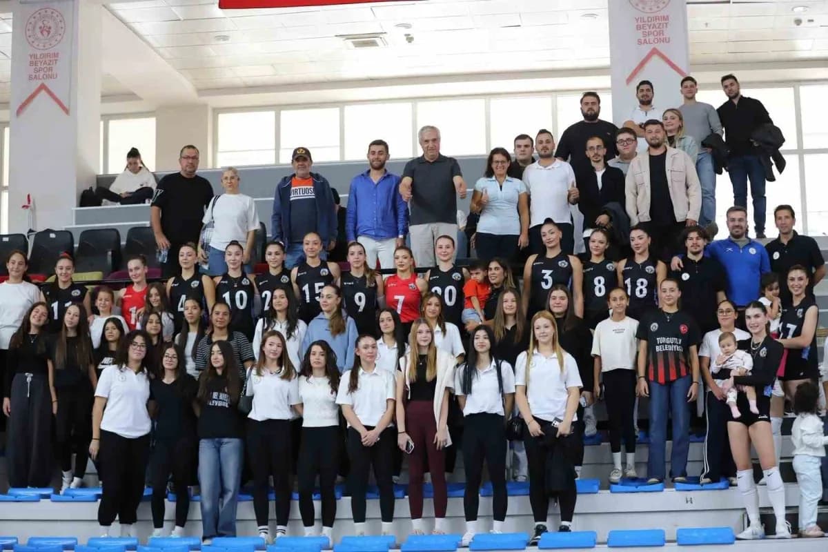 Turgutlu Belediyesi Kadın Voleybol Takımı oyuncuları maç sırasında mücadele ediyor