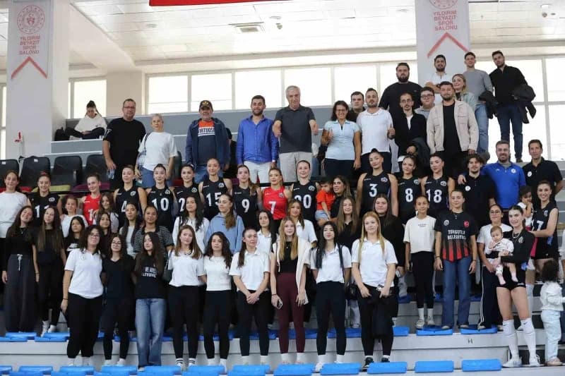 Turgutlu Belediyesi Kadın Voleybol Takımı oyuncuları maç sırasında mücadele ediyor
