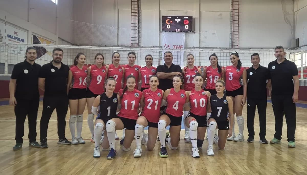 Turgutlu Belediyesi Kadın Voleybol Takımı oyuncuları maçta mücadele ederken