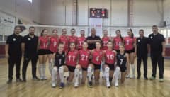 Turgutlu Belediyesi Kadın Voleybol Takımı oyuncuları maçta mücadele ederken
