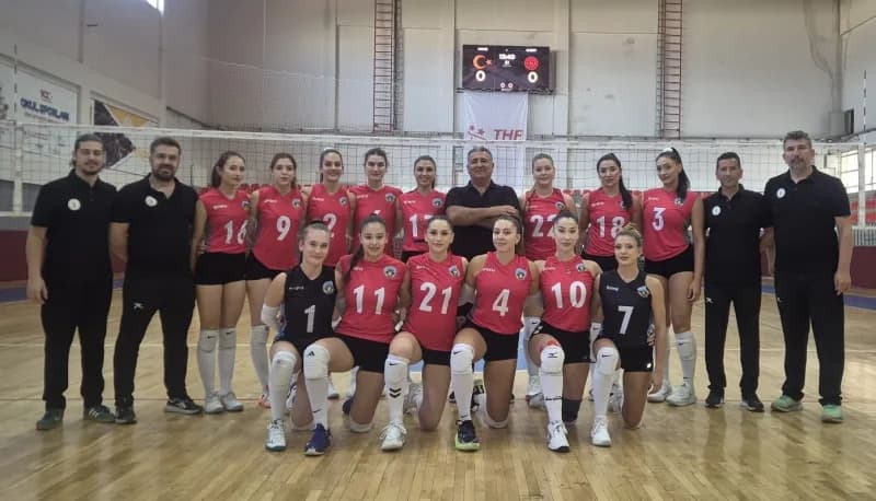 Turgutlu Belediyesi Kadın Voleybol Takımı oyuncuları maçta mücadele ederken