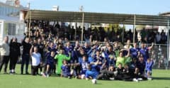 Turgutreis Spor Kulübü futbolcuları ve yönetimi, Muğla şampiyonluğu sonrası tesis önünde poz veriyor