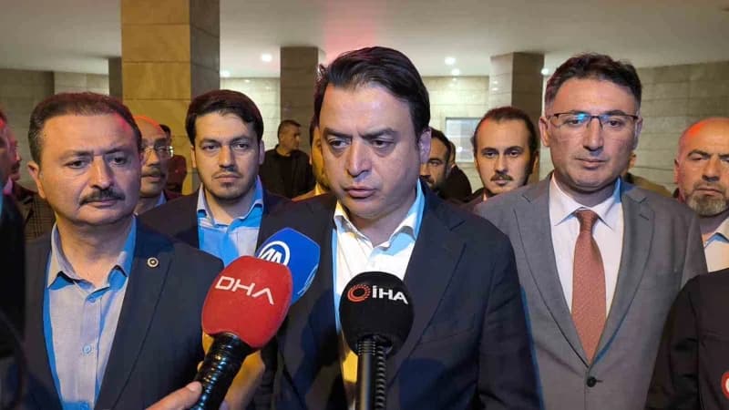 Turhal Şeker Fabrikası önünde sağlık ekipleri ve itfaiye personeli müdahale ediyor