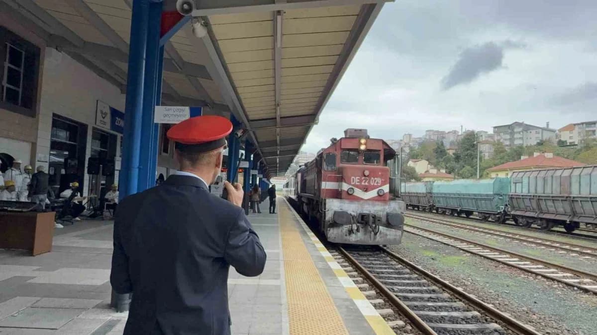 Turistik Karaelmas Ekspresi Zonguldak Tren İstasyonu’nda madenci korosu eşliğinde karşılanıyor