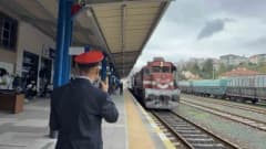 Turistik Karaelmas Ekspresi Zonguldak Tren İstasyonu’nda madenci korosu eşliğinde karşılanıyor