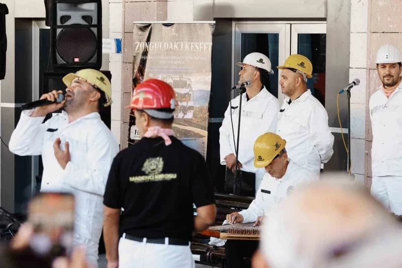 Yolcuları garda Madenci Korosu karşıladı. Yer altı Maden işçilerinden oluşan grup, seslendirdiği eserlerle ziyaretçileri