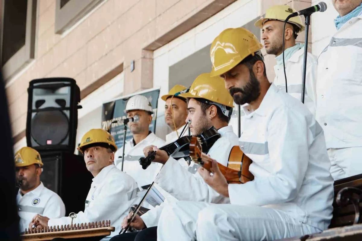 Türkiye'de başka örneği bulunmayan Madenci Korosu'nun şarkılarına eşlik eden ziyaretçiler, mini konserin ardından Gökgöl