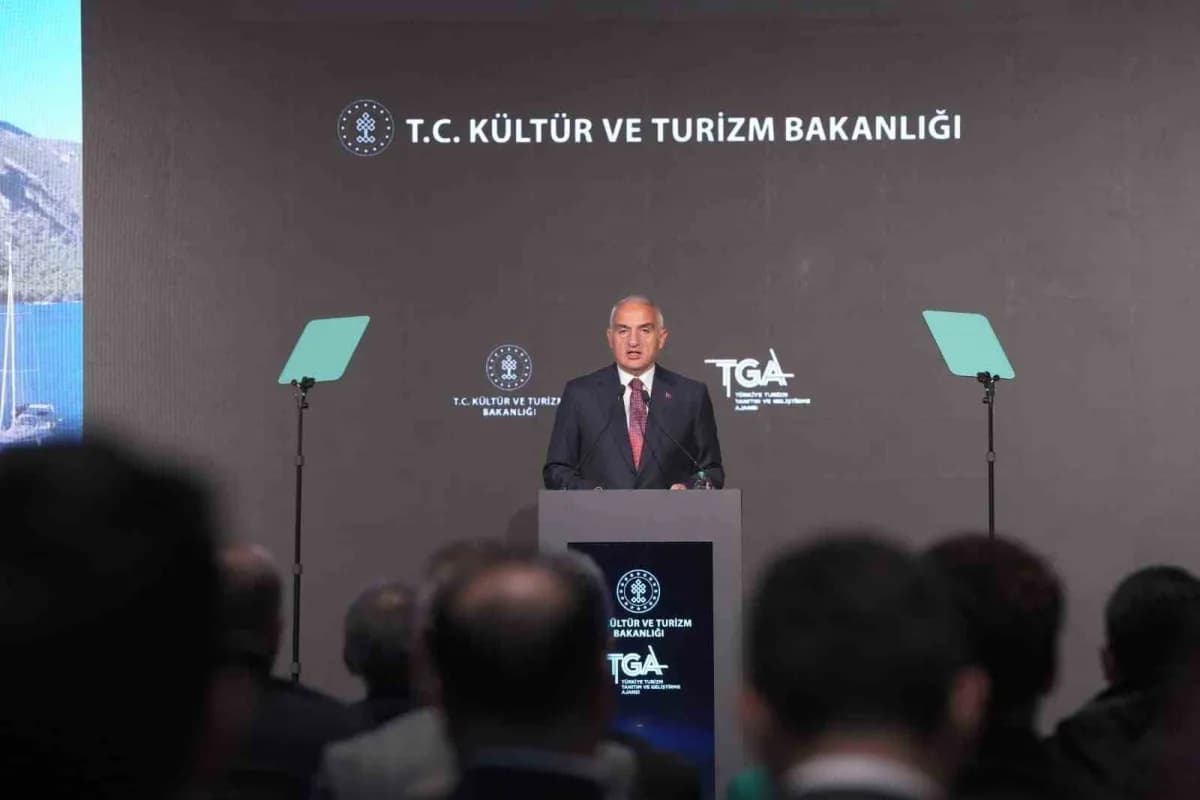Kültür ve Turizm Bakanı Mehmet Nuri Ersoy basın toplantısında turizm verilerini açıklıyor