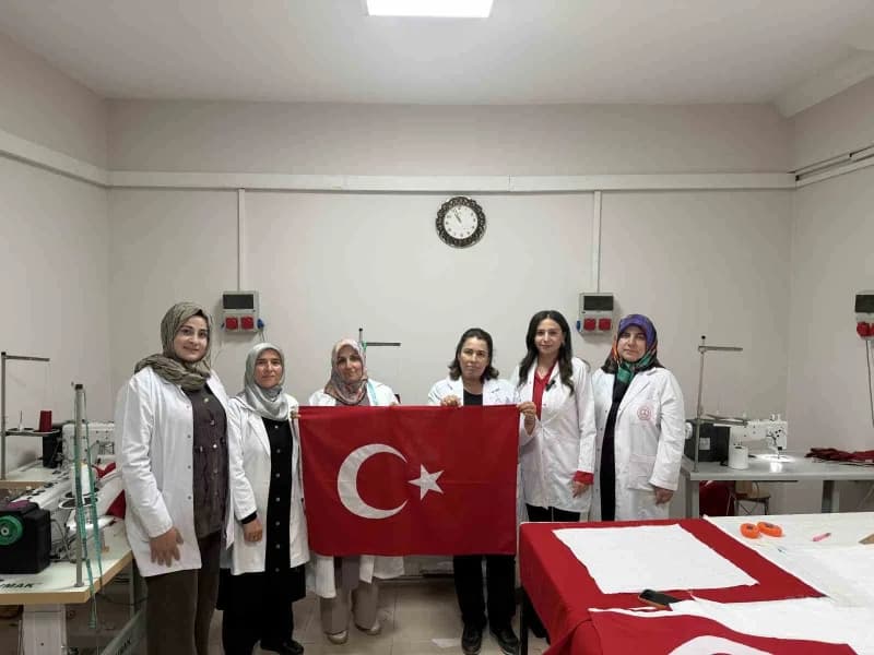 Ay-yıldızlı al Bayrak usta öğretici ve kursiyerlerin ellerinde varlık buluyor