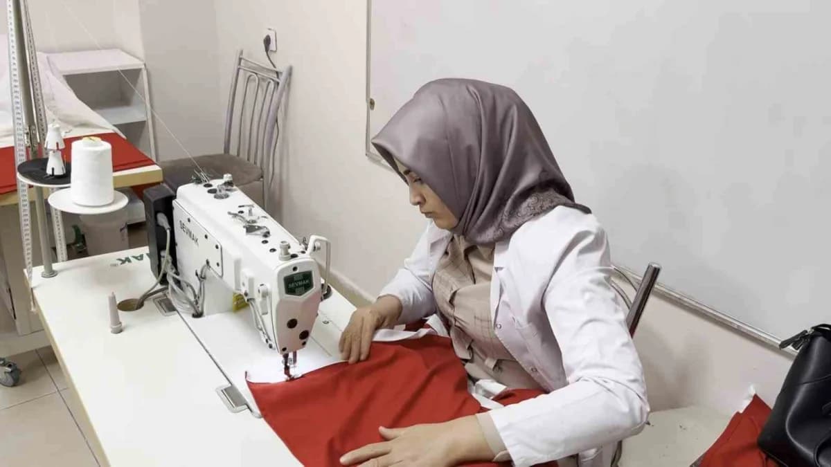 Ay-yıldızlı al Bayrak usta öğretici ve kursiyerlerin ellerinde varlık buluyor