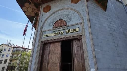 Isparta Prof. Dr. Turan Yazgan Etnografya Halı ve Kilim Müzesi’nde ziyaretçiler Türk bayrağı motifli