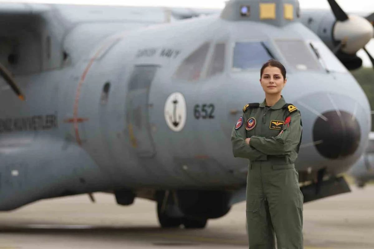 Türk Deniz Kuvvetleri'nin ilk kadın uçak pilotu Hilal Aydın